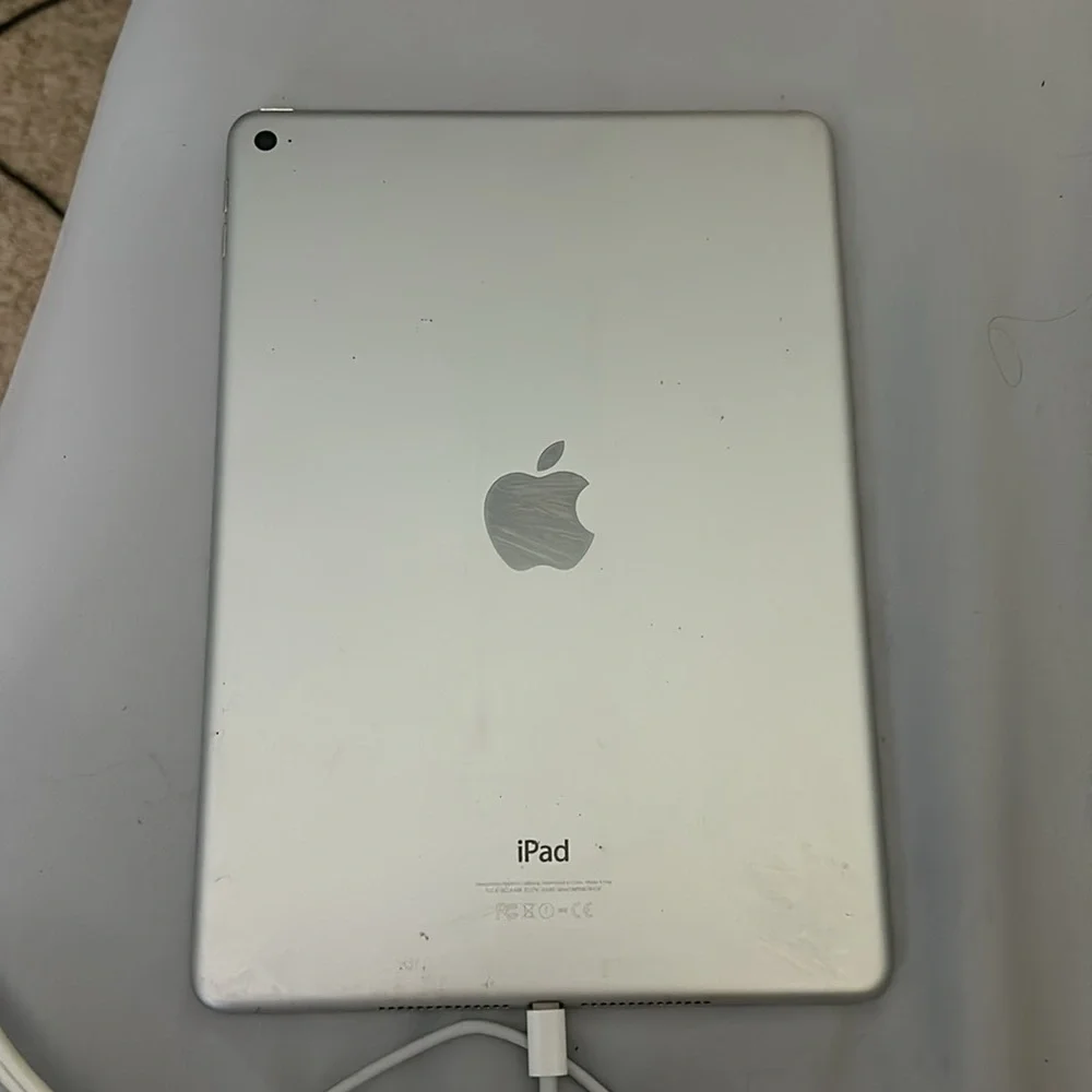 Silver Apple Air 2 IPad 32 GB